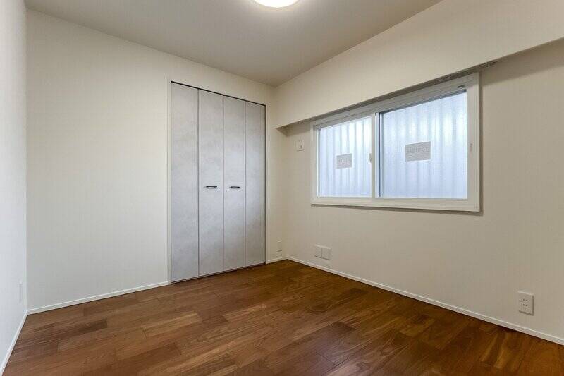 洋室Bは、共用廊下に面する西向き。コンパクトなクローゼット付きです。