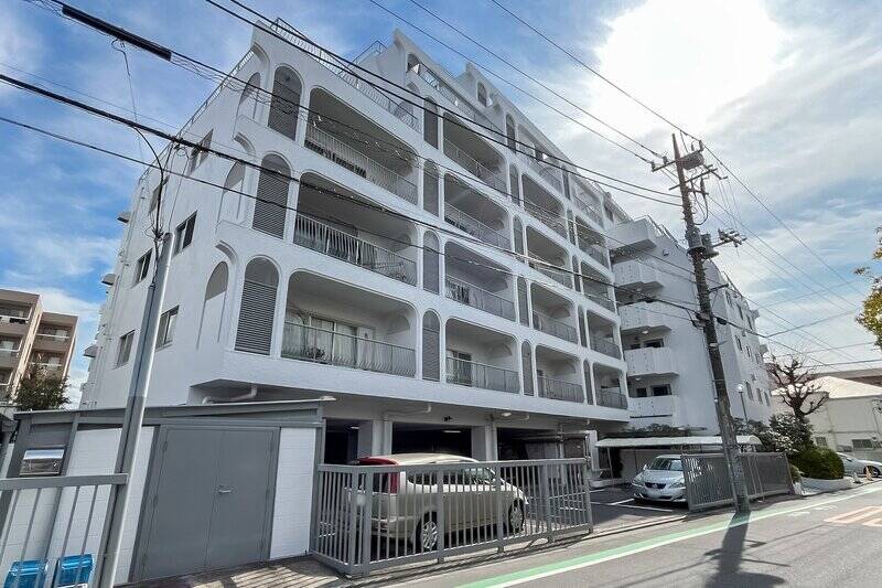 1973年に竣工したレトロマンション。歴史を重ねた建物ですが、植栽が美しく整えられたエントランスアプローチや清潔感のある共用ロビーからは、大切に管理されてきたことが伺えます。