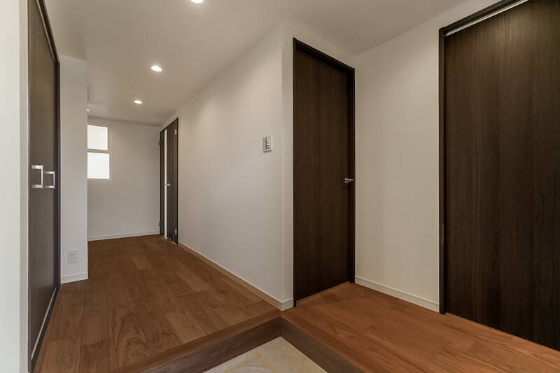 玄関を開けると、広々とした空間がお出迎え。一瞬どこに進もうか迷ってしまいそうです！