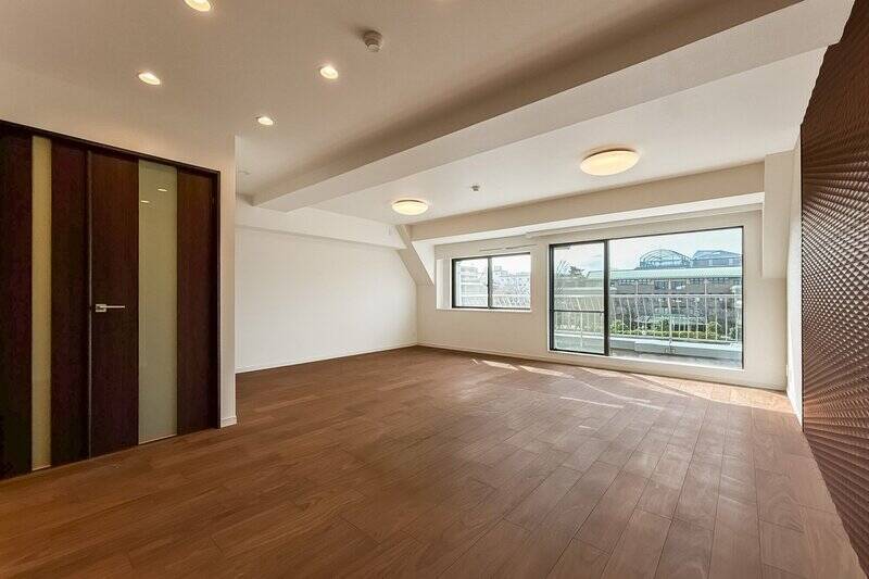 扉を開けると、開放感のある空間がぱっと広がります。南西向きの窓からたっぷり光が差し込み、日当たりも良好◎ 気持ちのいいリビング時間が過ごせそうです。