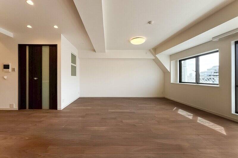 室内窓も設けられていて、バルコニー側から取り込んだ風を廊下側へと通してくれそう。