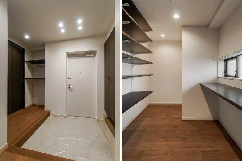 <b>左・</b>振り返ると、玄関土間の広さをあらためて実感。向かって右手にはシューズボックスと奥行きのある収納が並びます。左手の扉を開けると…… ／<b>右・</b>可動棚とカウンター付きのマルチクロークが。大きな荷物から細々としたものまで、幅広く収められそうです。