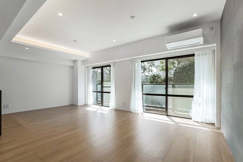 広さは約17.3帖のLDK。1階に位置する住戸のため、日差しは穏やか。落ち着いた雰囲気の空間になっていますよ。