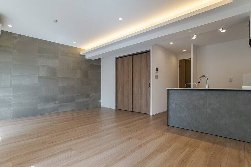 下がり天井には間接照明が仕込まれており、家族が集まる空間にやわらかな雰囲気をプラスしてくれています。