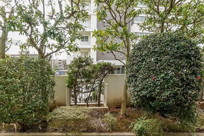 バルコニーに出てみました。ほどよくグリーンビューになっていますね。