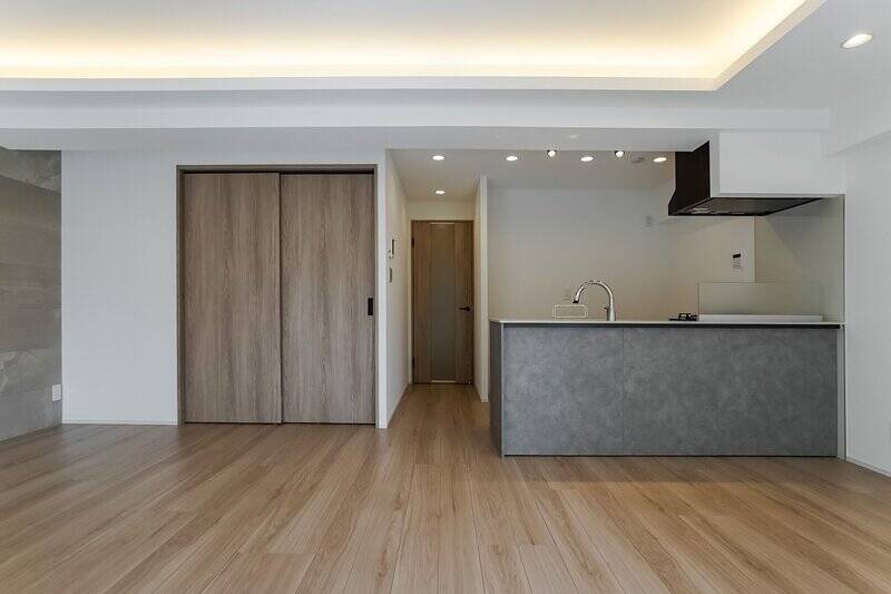 廊下につながる扉の近くには、対面式のキッチンがあります。