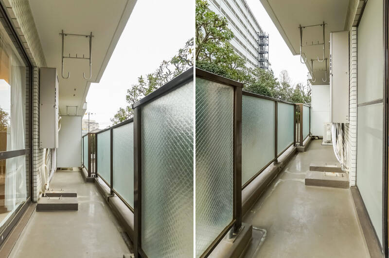 幅にゆとりがあるバルコニー。上部に物干し金具が備わっています。