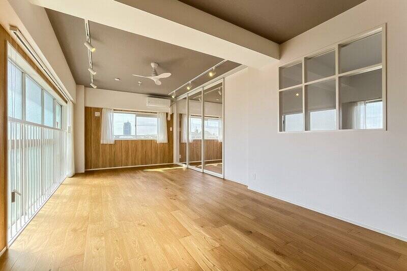 南と東の窓、さらに室内窓やガラス戸を通じて光が室内を巡ります。窓が多いため視線が抜け、帖数以上の広がりを感じられる空間です。