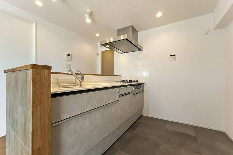 キッチンは、3口ガスコンロ・食洗機を完備。キッチン背面に冷蔵庫置き場とカップボードを置けるスペースを十分に確保しています。床はお手入れがしやすいフロアタイル仕様です。