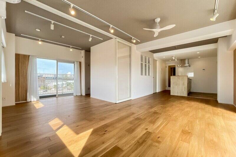 ガラス戸を開けてLDKとひと続きにすると、<b>約21.8帖の広さに！</b> 縦に配置されたライティングレールが、空間に奥行きをもたらしていますね。