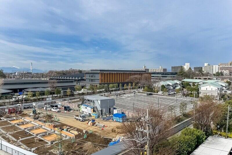 住戸は6階所在。視線が遠くまで抜け、青い空が気持ちよく広がります。 道路を挟んだ正面では、地上3階建ての馬事公苑職員寮が建設中です。