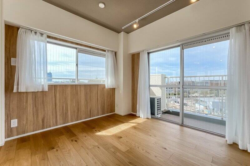 南と西の二面採光。ウッド調の内装の温かみに包まれる空間。