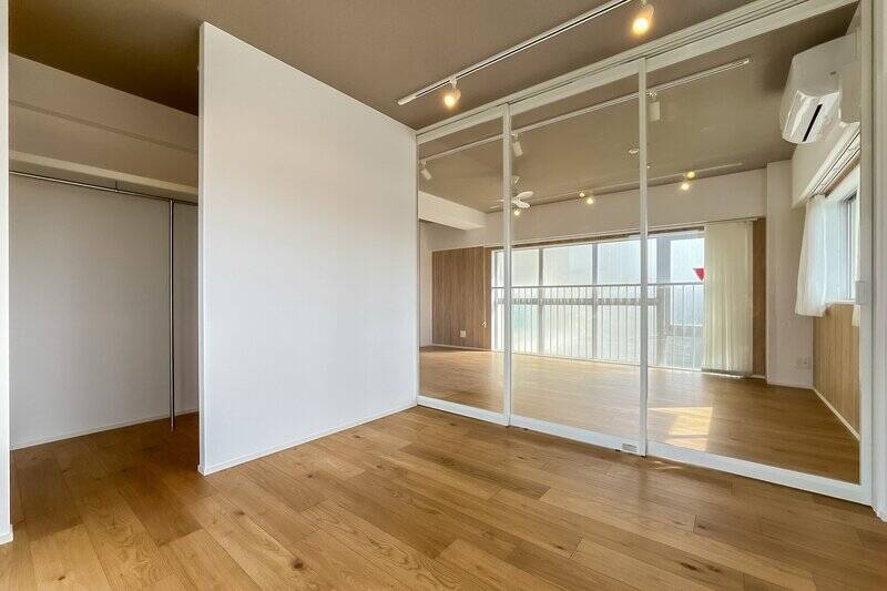 約2.1帖のウォークインクローゼットを備えています。LDKとつなげたり、寝室やワークスペースとしてもよさそうです。