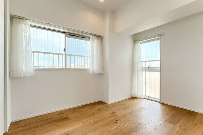 廊下からアクセスする独立性の高い洋室C。西と北の二面採光です。コンパクトな収納を備えています。