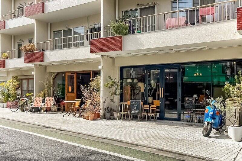 カウカモで度々ご紹介している、道路に沿って並ぶ雁行したバルコニーが印象的な弦巻リハイム。1階には、カフェやサンドイッチ屋、アンティーク家具屋、老舗の寿司屋など、通いたくなるような個性豊かなお店が並んでいますよ。（徒歩6分）