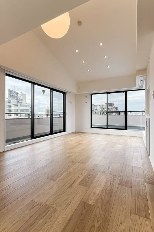 西に向かって下り天井になっており、分譲時のパンフレットを確認すると最大天井高は約3.6m。2面に大きなサッシが並んでいることもあり、とっても開放的な空間です！