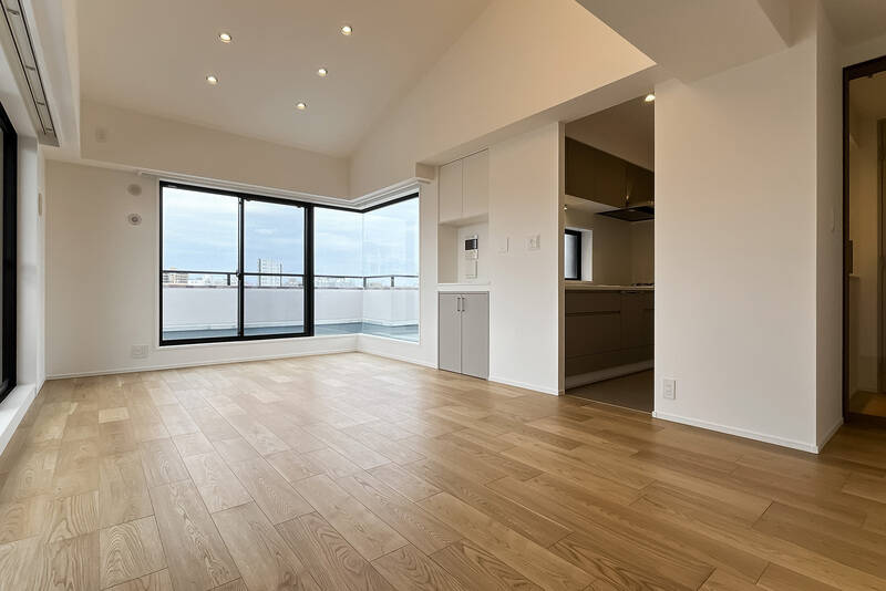 開放感をさらに増長するように、西側はコーナーサッシになっています。