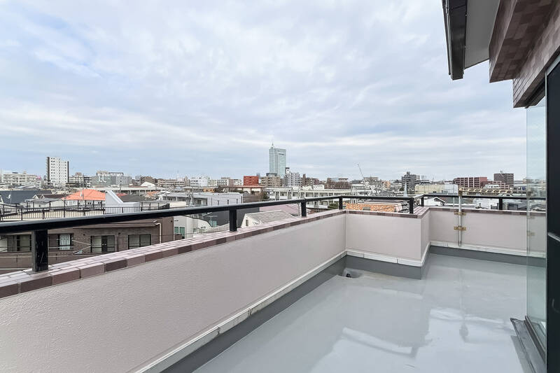 北西側の眺望がこちら。中央に写っているのは用賀駅直結の「世田谷ビジネススクエア（GMOインターネットTOWER）」です。