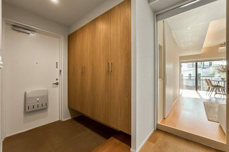 下足入れはたっぷり扉5枚分用意されています。“Living Room” と文字が書かれたガラス引き戸を開けましょう。