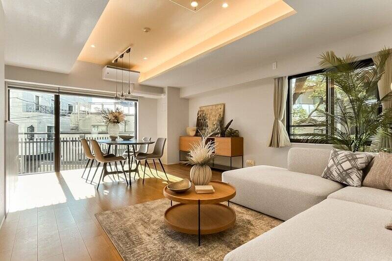 真っ先に浮かぶのは『明るい！』という印象。南向きの大きな開口に加え、西側にも腰高窓が付いています。