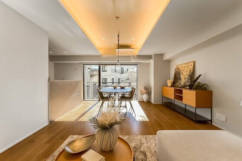 大きな陽だまりに、折り上げ天井の間接照明。とても温かな空間です。