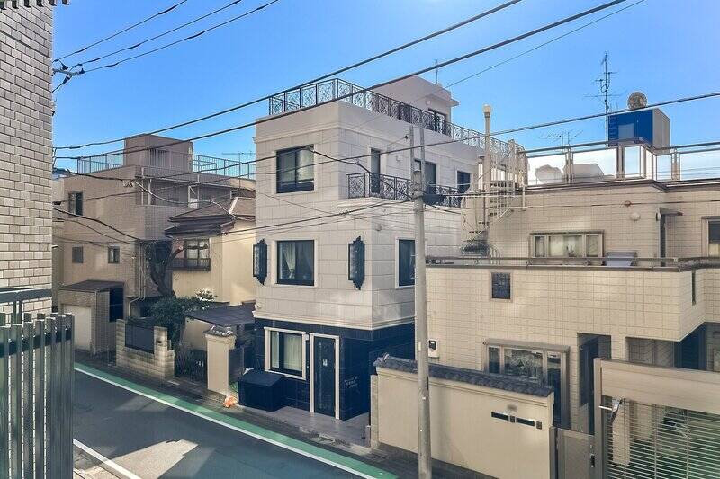 バルコニーは六本木通りとは反対の住宅街向き。2階に所在しているため抜けはありませんが、道路が斜めに通っているためそこまで視線は感じません。