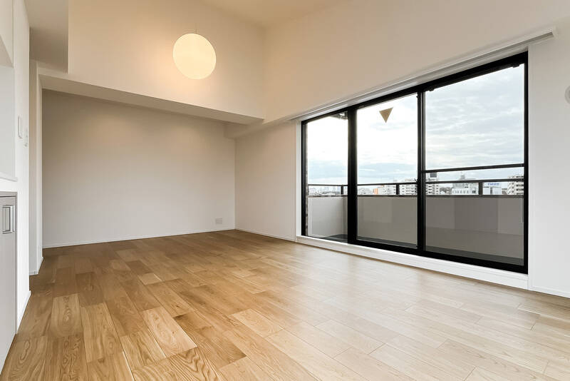 リビングダイニング（LD）には床暖房が備わっているそうですよ。ペットも一緒にぬくぬく過ごせそうですね。次に南側のバルコニーへ出てみましょう。