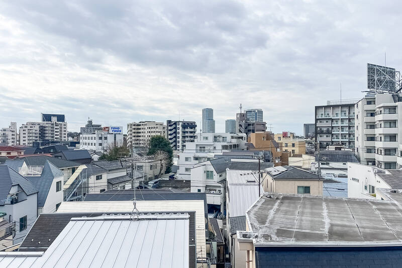 遮るものがなく、お日さまをたっぷり感じられます。中央奥に写っているのは「二子玉川ライズ タワー＆レジデンス」。