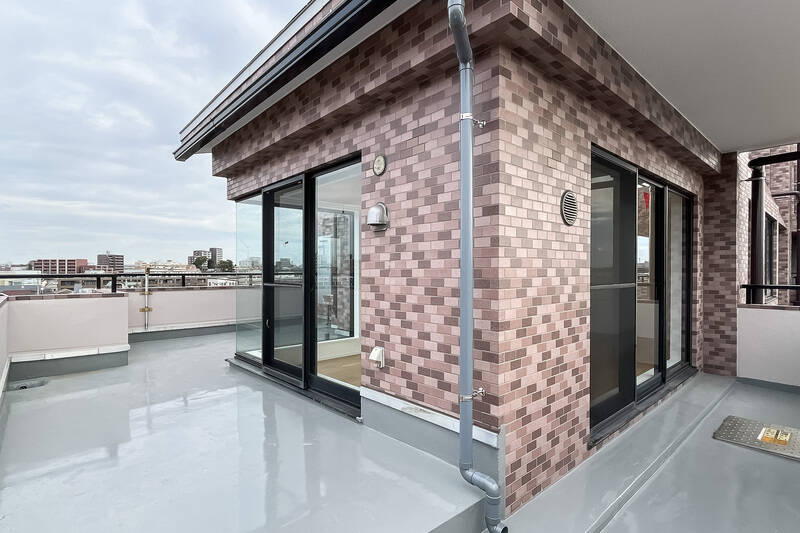 ルーフバルコニーとバルコニーは、段差を介してひと続きになっています。屋根ありと屋根なし、お天気に合わせてエンジョイしちゃってください♪