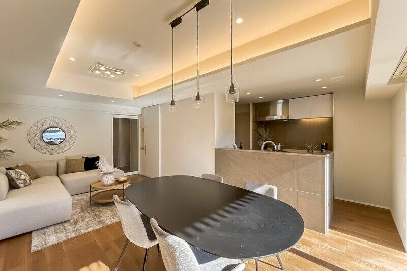 壁面と並び、すっきり収まったキッチン。腰壁には大判のタイルが貼られています。