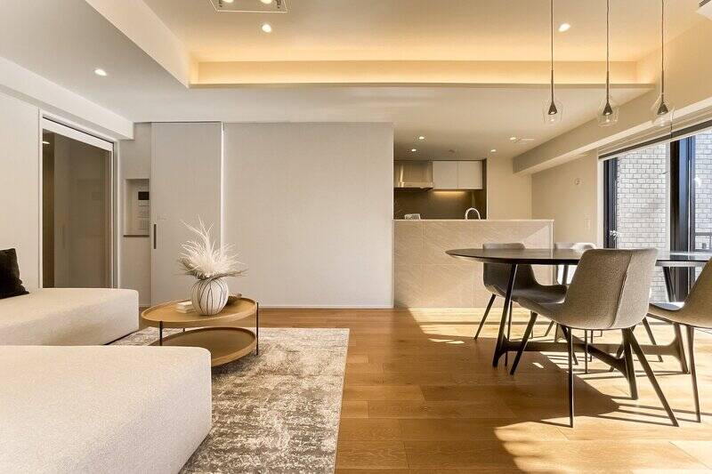 左手の白い引き戸から、ふたたびLDへ。回遊性のある間取りです。