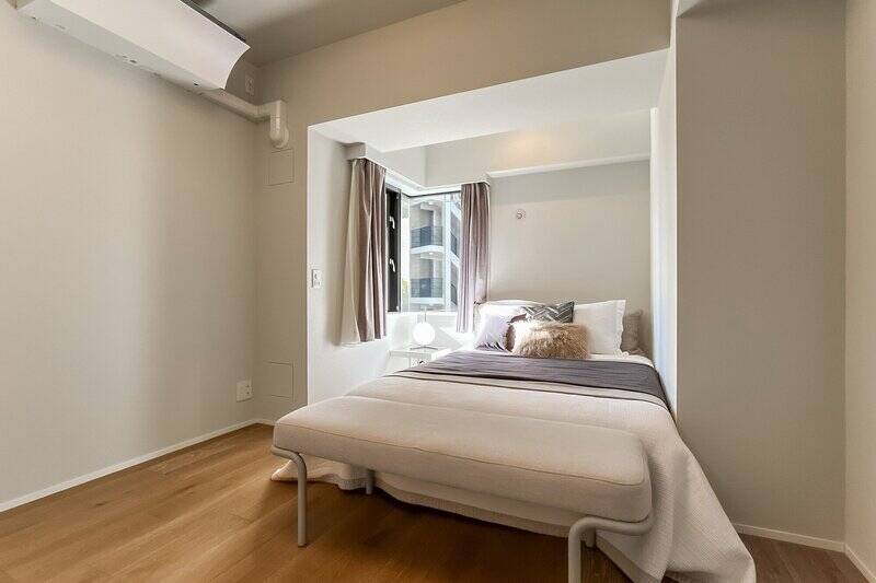 コーナーサッシ付き。凹凸のある空間なので、きちんと採寸してから家具を選びたいですね。