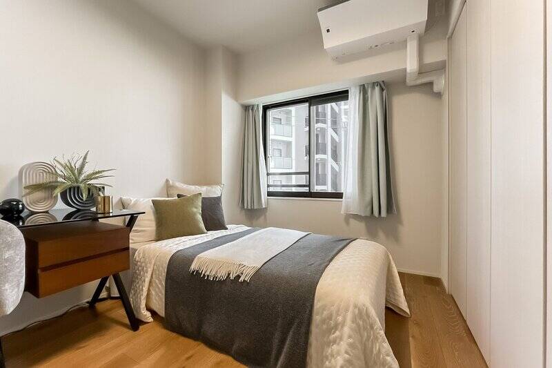 窓は西向き。窓からは通りを挟んで斜向かいに建つマンションが見えます。