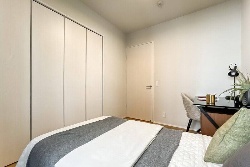 クローゼットは間口が広く、たっぷりお洋服がしまえそう。