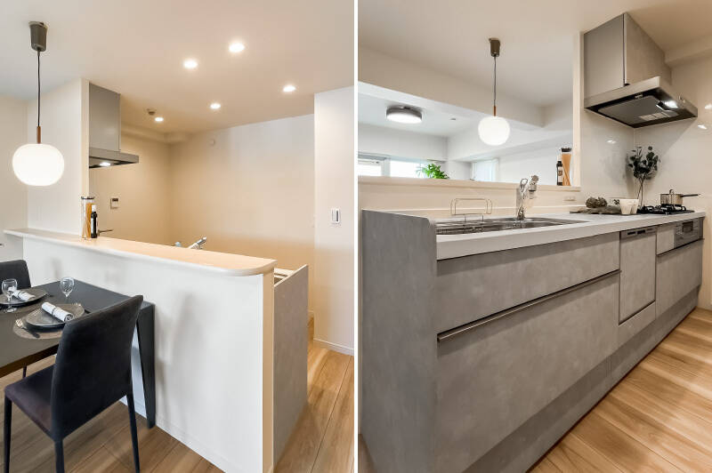 3口コンロと食洗機付きのキッチン。背面には冷蔵庫やカップボードを置けるスペースを確保しています。