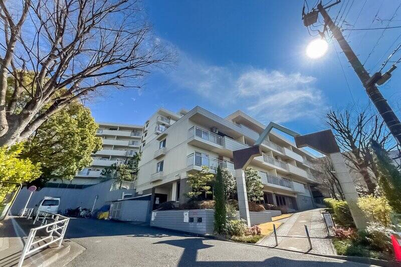 1984年に竣工・総戸数134戸を誇る、<b>新耐震基準適合</b>の大規模マンション。最寄り駅は京急本線「神奈川新町」駅（徒歩9分で、JR京浜東北線「東神奈川」駅（徒歩14分）や東急東横線「東白楽」駅（徒歩15分）も利用できます。