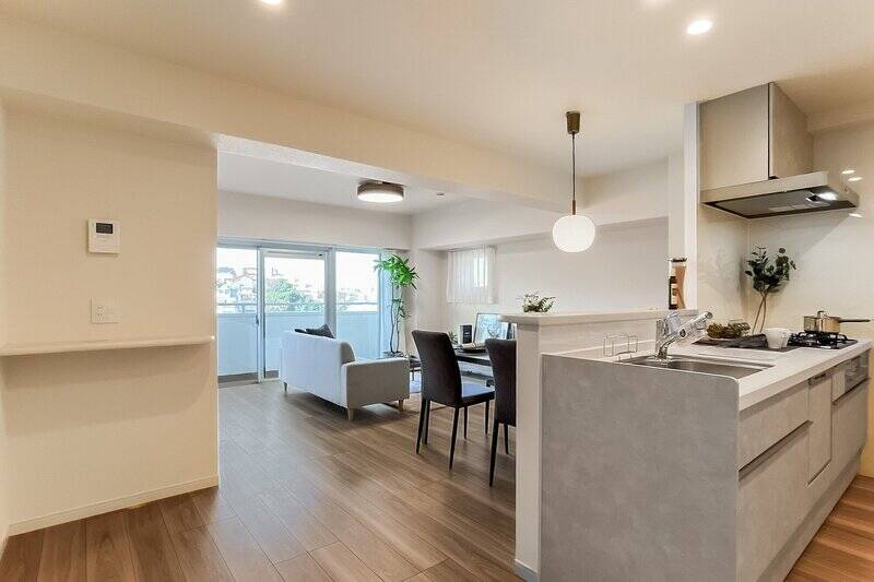 南西向きの大きな開口部から、やわらかな光が差し込むLDK。