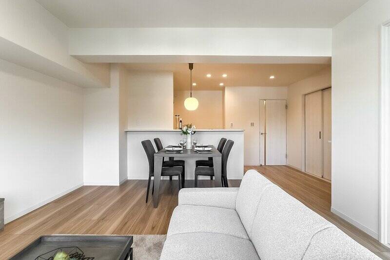 <p>ダイニングテーブルやソファを置いてもなお、空間にゆとりを感じます。</p>