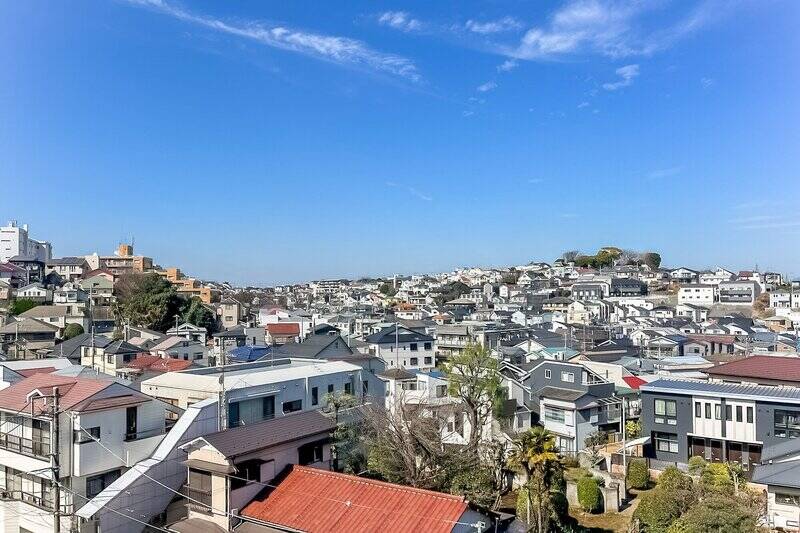 視界を遮る建物がなく、大きな空と街並みが広がるパノラマビューは、高台ならではの特等席。