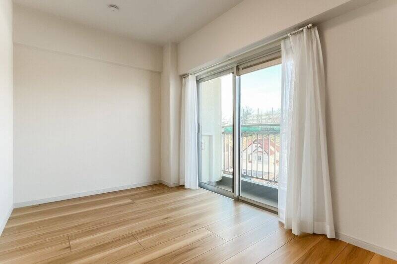 洋室Aは、LDKと同じく南西向き。折れ戸2枚分のクローゼット付きです。