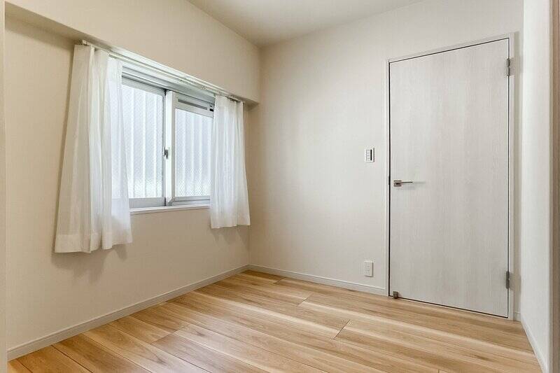 「サービスルーム」といえど、窓も収納もしっかりと備わった空間です。