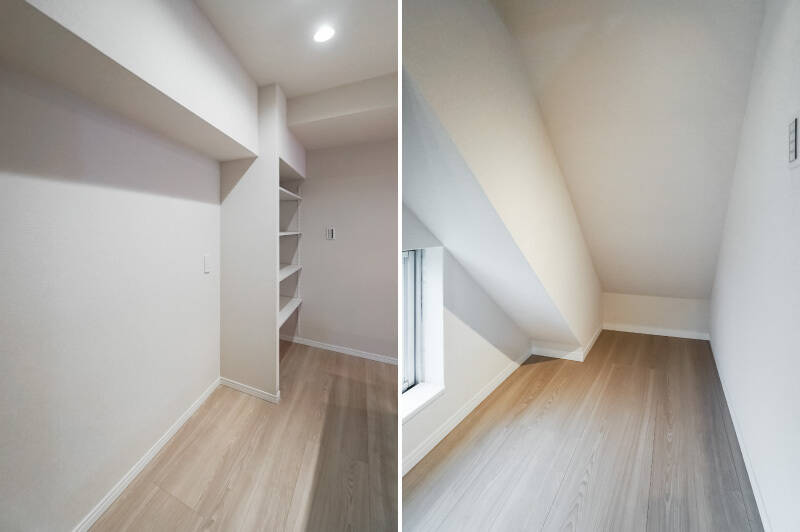 <b>左・</b>キッチンの背後には冷蔵庫と食器棚を置くスペースが。さらに造り付けのオープンラックも用意されています。／<b>右・</b>一方、こちらはリビングにある収納スペース。天井が傾斜していますが、それでも頼もしい収納容量です！