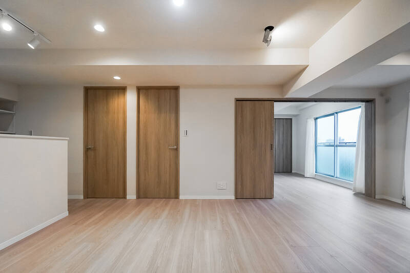 LDKの扉を開けると、こんな景色が。目の前に、3つの洋室が仲良く並んでいます。個室からどこへ行く時も必ずLDKを通る間取りなので、つねにこの場所が家族のコミュニケーションの起点となってくれそうです。