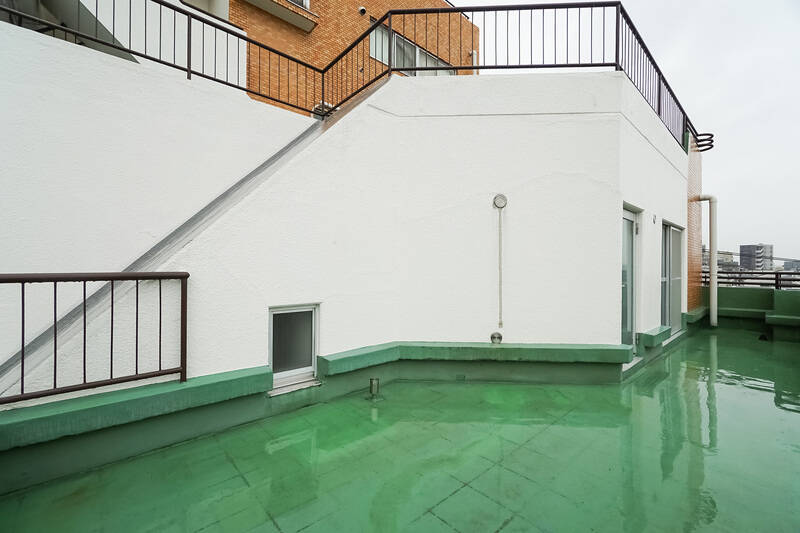 ルーバルへはLDKと洋室Ａからアクセス可能。写真手前の小窓は、後ほどチェックするリビング収納のものです。