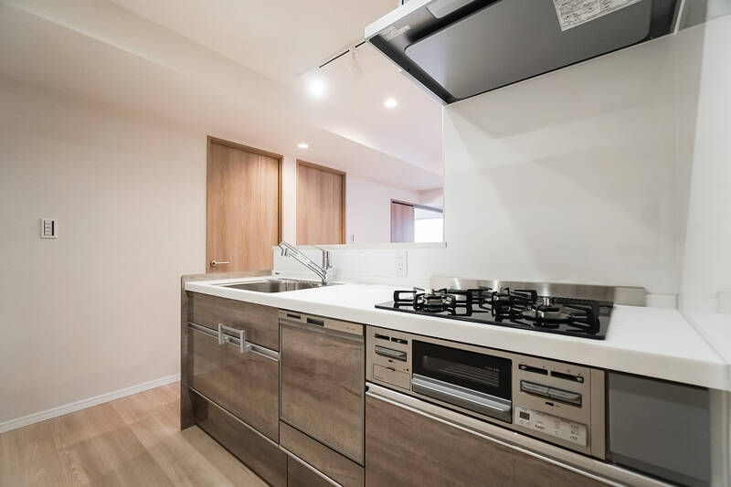 番台のような、もしくは審判席のような、リビングダイニングを見渡す “お見通しキッチン” です。「行ってらっしゃい」も「お帰りなさい」も見逃しません！ ファミリーにうれしい食洗機付きですよ。