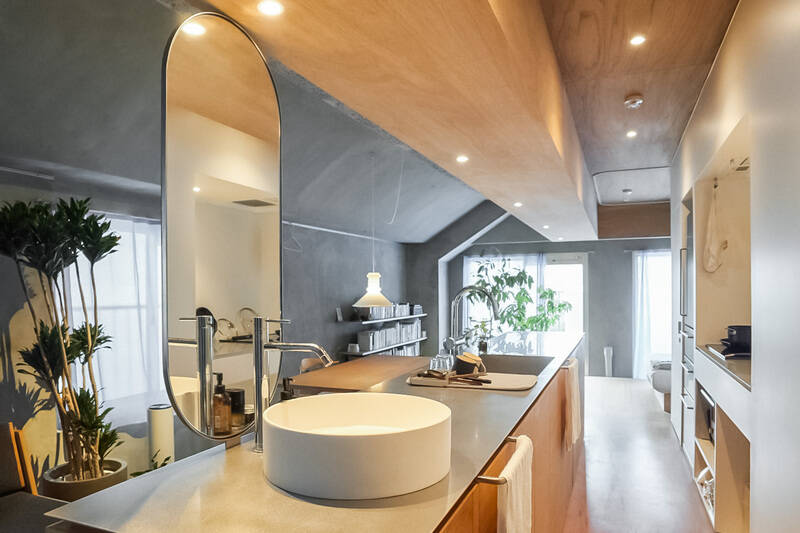 ながーい！ と思わず言ってしまいそうな洗面台。……いや、キッチン⁉ 長い天板に、洗面ボウルとキッチンシンクが並んでいます。このデザインは初めて見ました。