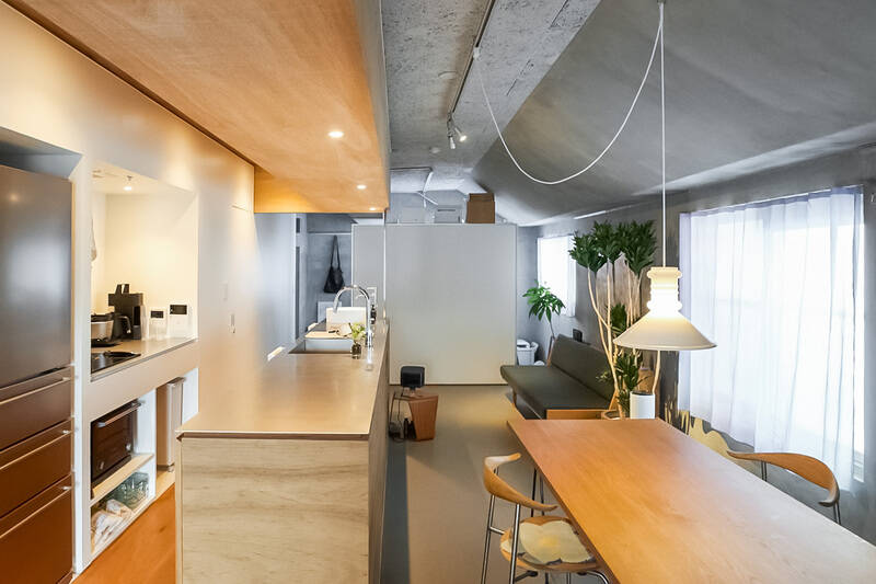 反対側からも見てみましょう。奥の白い仕切りは可動式の収納で、写真のように小空間をつくることもできれば、置き方を変えてLDKとひとつなぎにもできる、可変性のあるプランです。