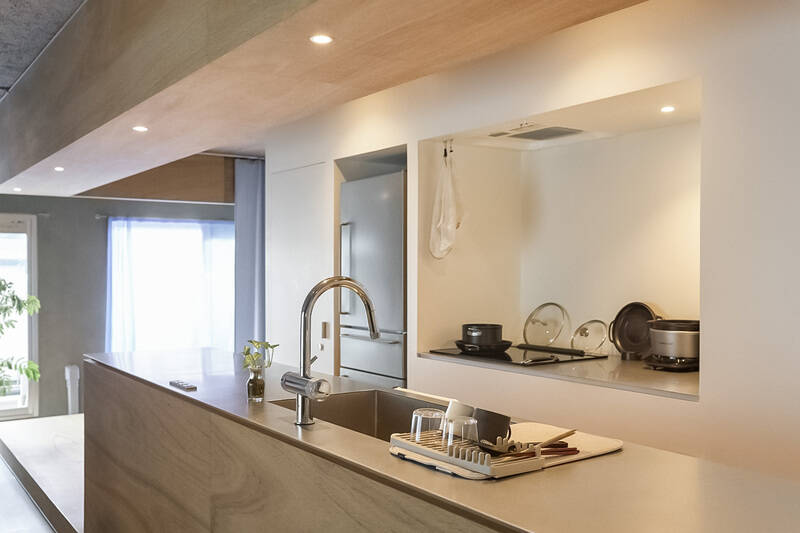 キッチンはⅡ型。あたたかみの中にスタイリッシュさもプラスされている、木目の面材とステンレス天板の組み合わせに思わずうっとり。作業スペースにはゆとりがあり、機能性とデザイン性が両立されている印象です。壁面がくり抜かれたコンロ側のデザインも可愛らしい。