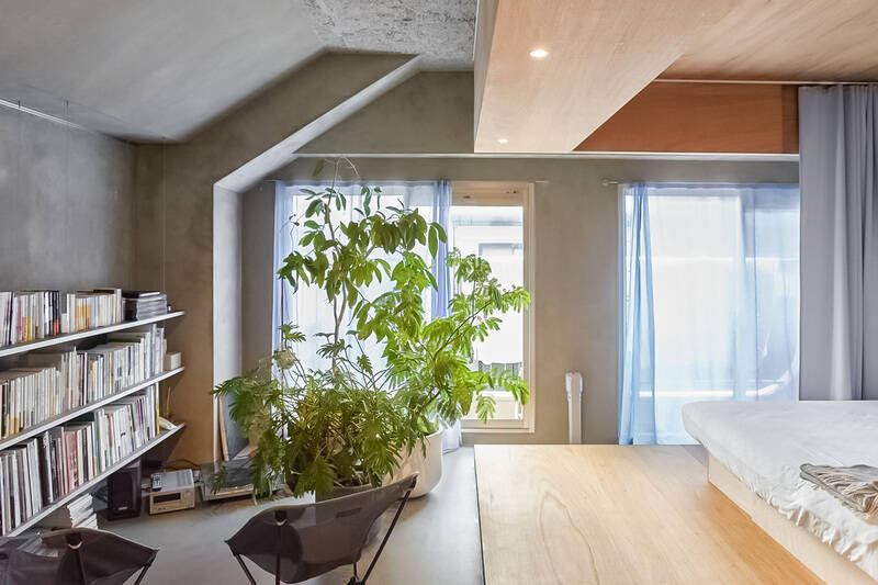ベッドスペースの正面は、天然素材のマーモリウムの床が印象的なフレキシブルスペース。グリーンを飾るとインナーテラスのようですね。南東の光を浴びながら、読書をしたり、コーヒーを飲みながらまったりしたり、想像が膨らみます。