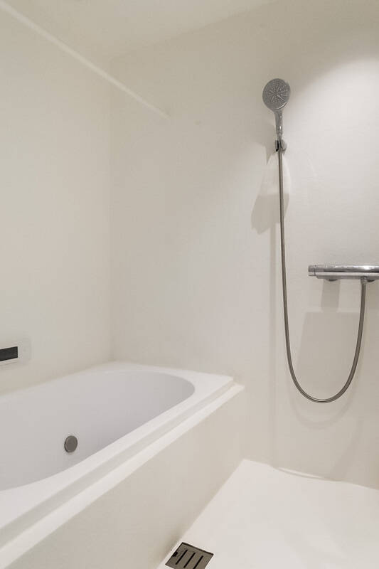 一見シンプルな浴室乾燥機付きのバスルーム。写真に写っていないのが残念ですが、実は扉がガラス張りなのです。まるでホテルにいるかのように感じられるこの空間は、ぜひ現地でご体感いただきたい……！